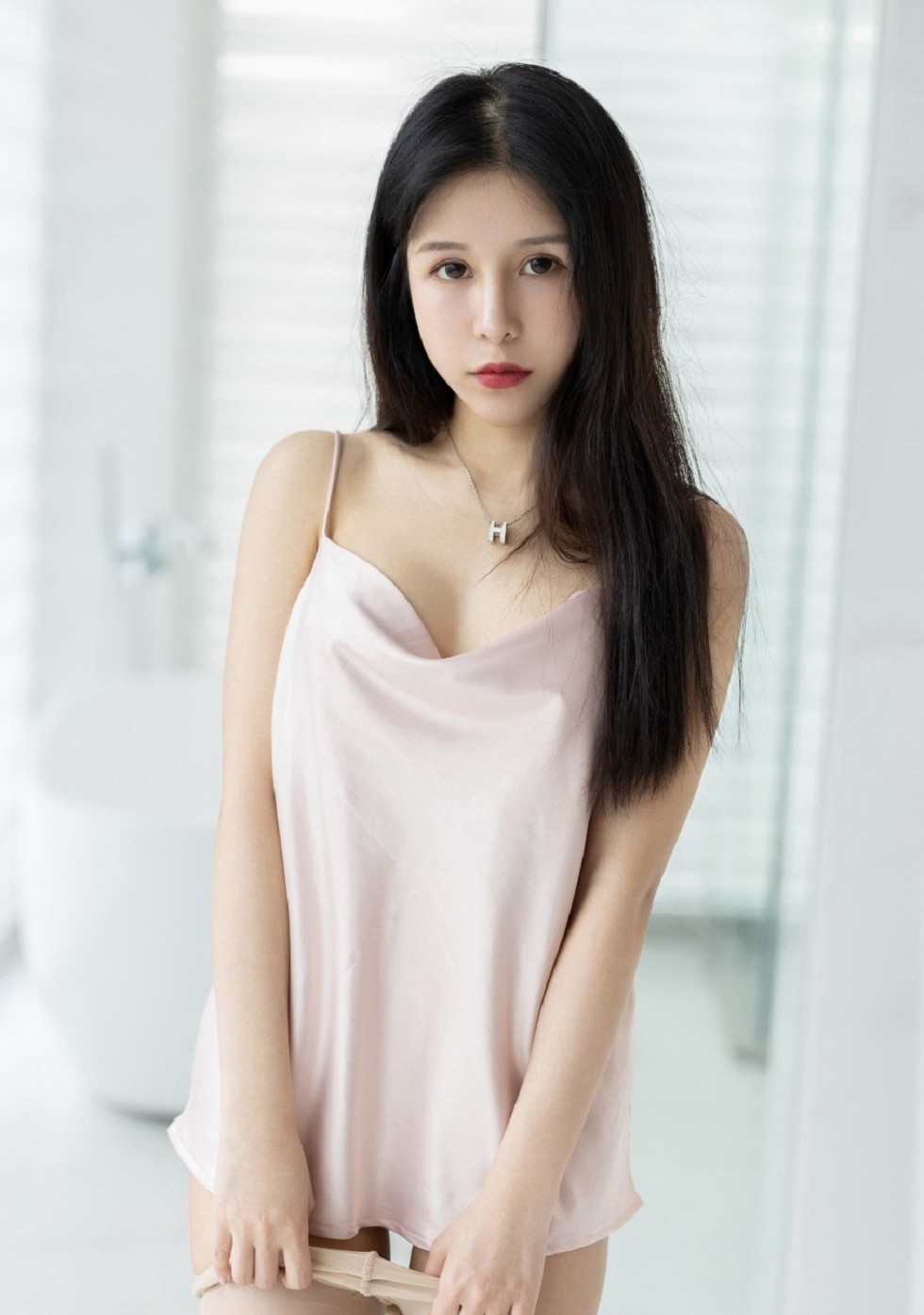 [YouMi尤蜜荟]Vol.465_嫩模奥莉私房粉色吊带睡衣配无内肉丝裤袜秀翘臀诱惑写真86P