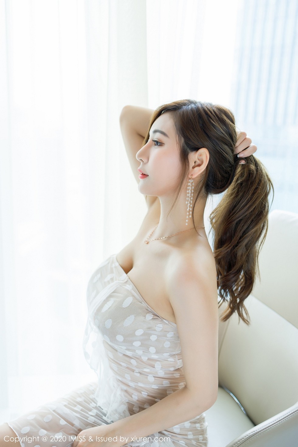 [IMISS爱蜜社]Vol.486_女神Lavinia肉私房脱低胸吊裙露性感内衣秀完美身材诱惑写真52P
