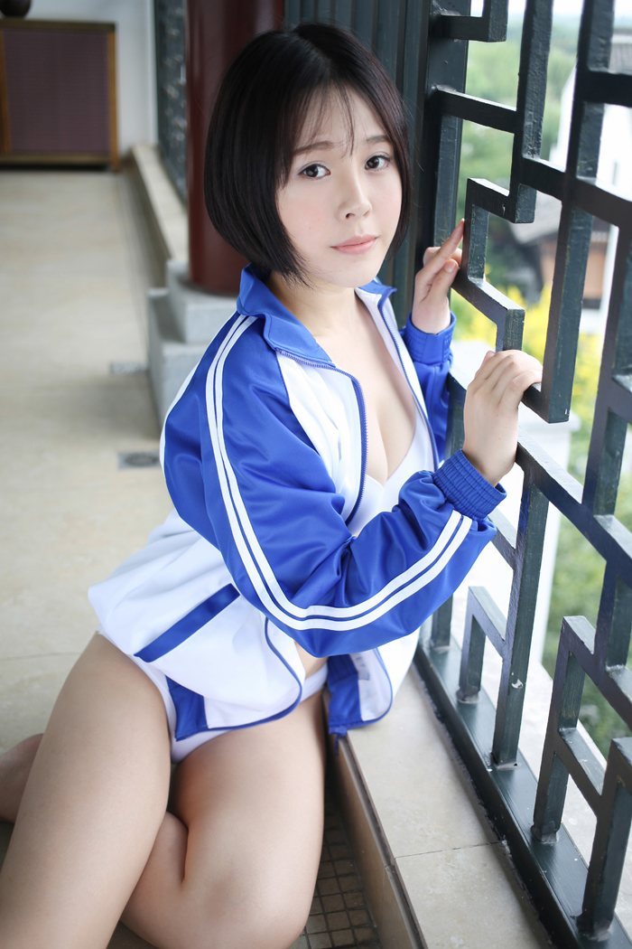 爆乳少女艾莉白色内衣映衬丝滑肌肤(图2)