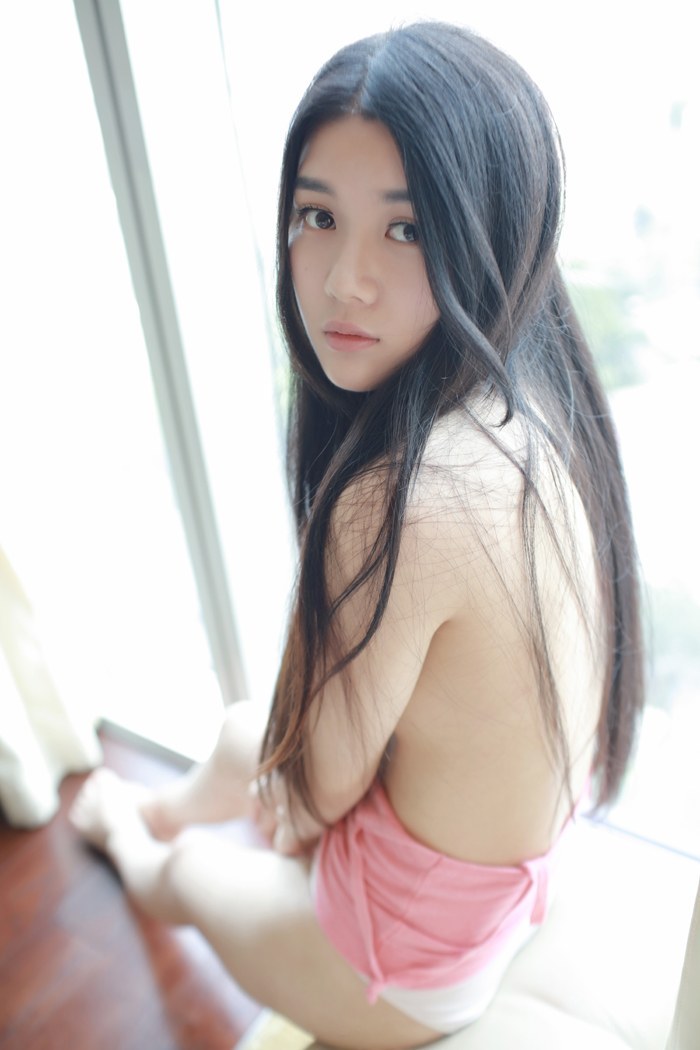 学妹王梓童真空上阵神情无辜诱惑十足(图16)