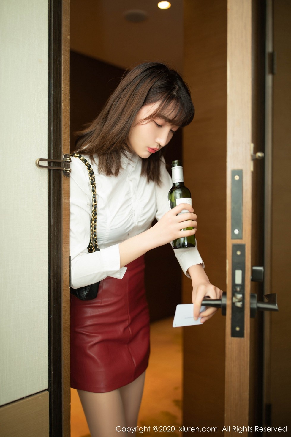 XiuRen第2393期_嫩模陆萱萱乌镇+太湖旅拍剧情酒后女孩主题无内肉丝裤袜诱惑写真73P