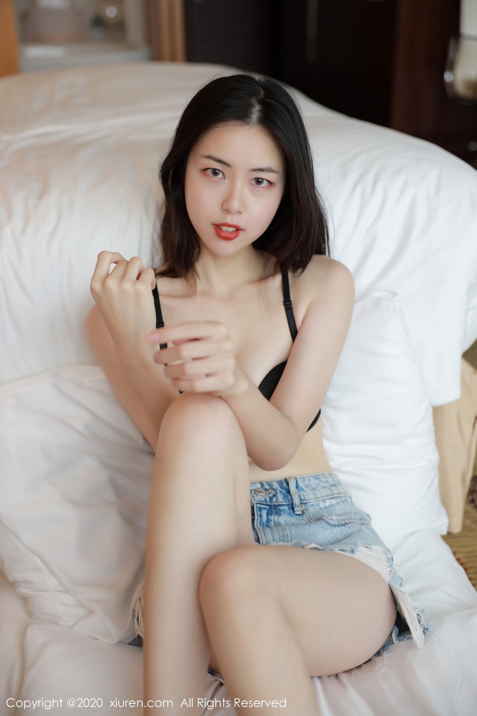 XiuRen第2397期_嫩模噜噜妞儿私房黑色内衣配性感牛仔短裤秀完美身材诱惑写真52P