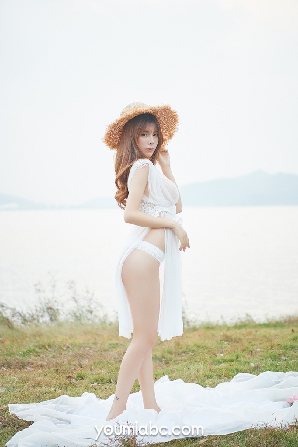 [YouMi尤蜜]Vol.265_嫩模小语户外性感白色薄纱裙透视秀完美身材迷人诱惑写真32P