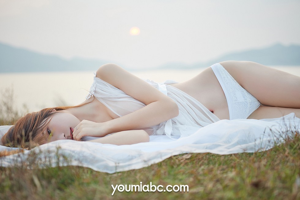 [YouMi尤蜜]Vol.265_嫩模小语户外性感白色薄纱裙透视秀完美身材迷人诱惑写真32P