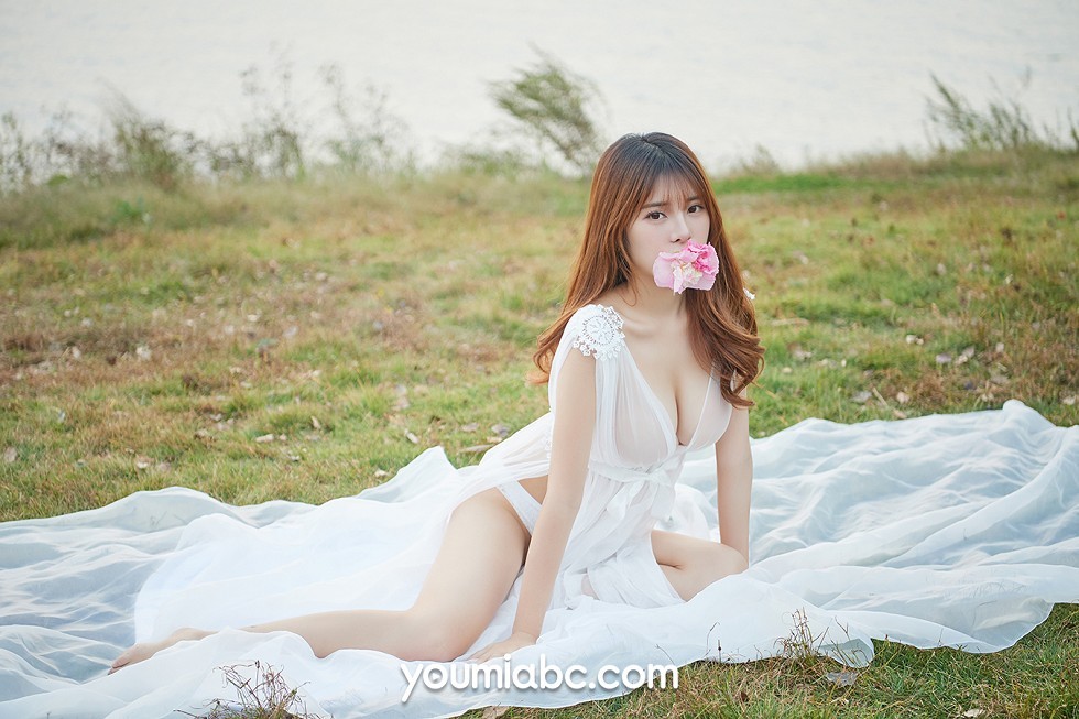 [YouMi尤蜜]Vol.265_嫩模小语户外性感白色薄纱裙透视秀完美身材迷人诱惑写真32P