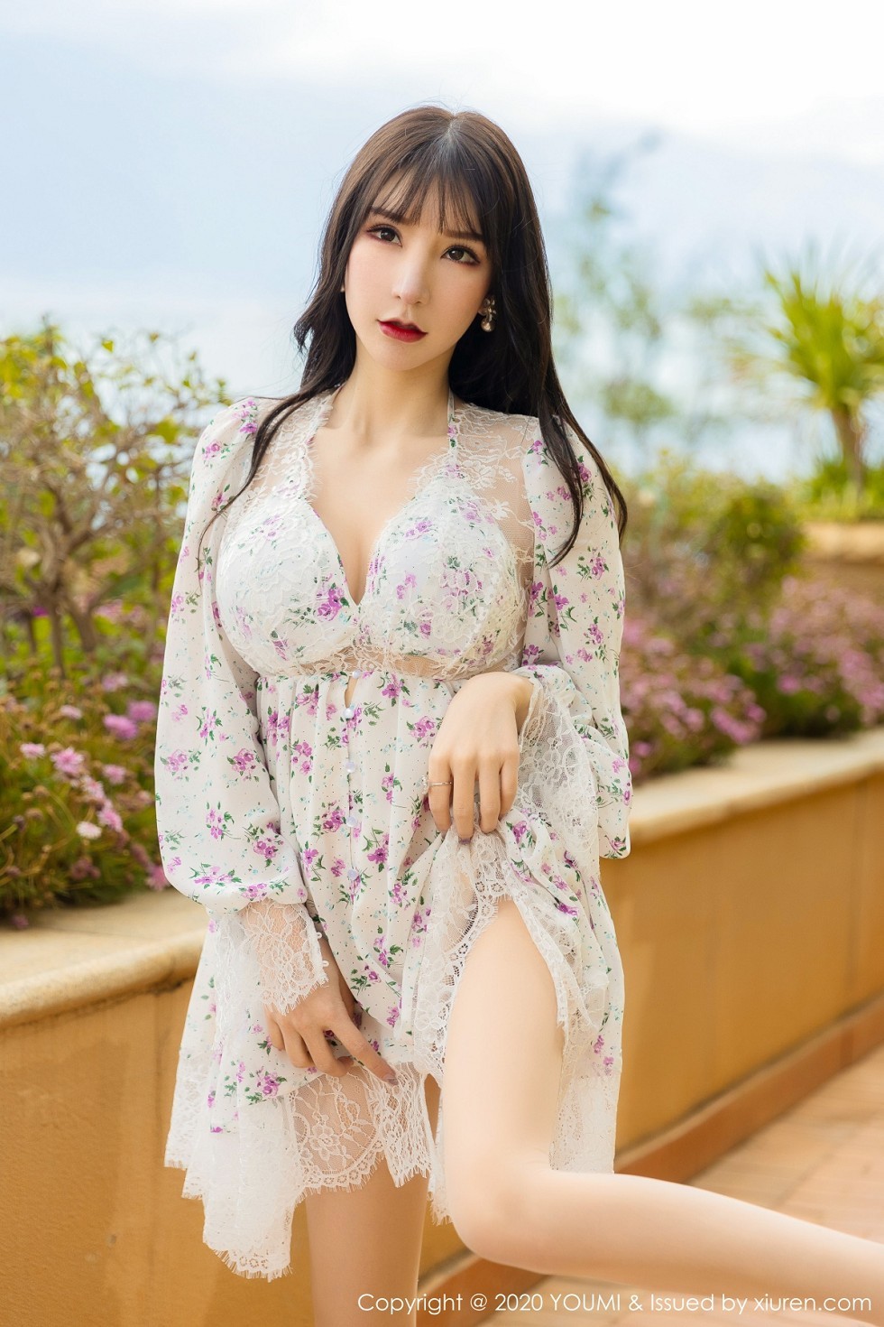 [YouMi尤蜜荟]Vol.500_女神周于希Sandy大理旅拍小碎花裙子半脱秀完美身材诱惑写真58P