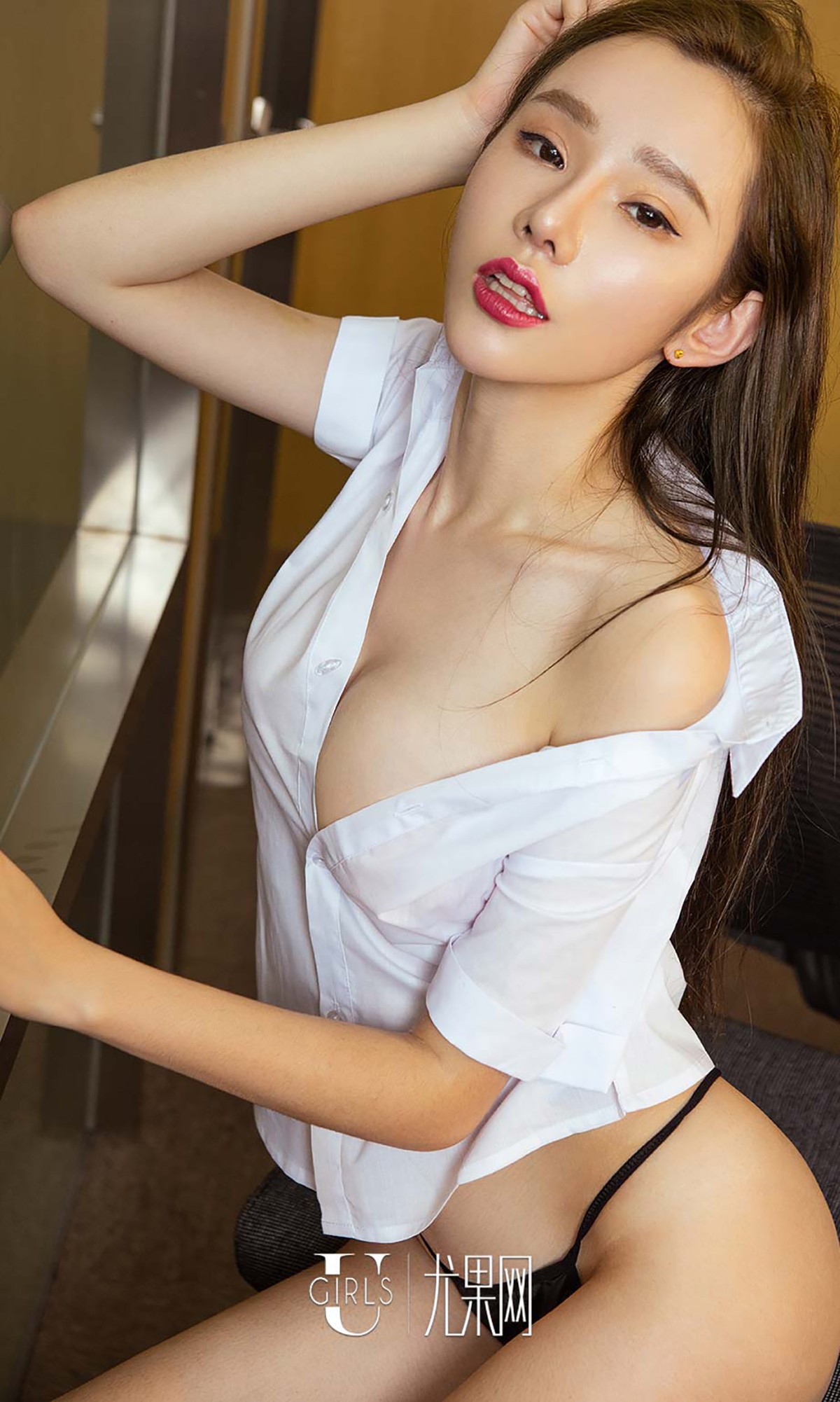 [Ugirls爱尤物]No.516_嫩模萌琪琪白色衬衣下傲人美乳+黑色丁字裤美臀诱惑写真40P
