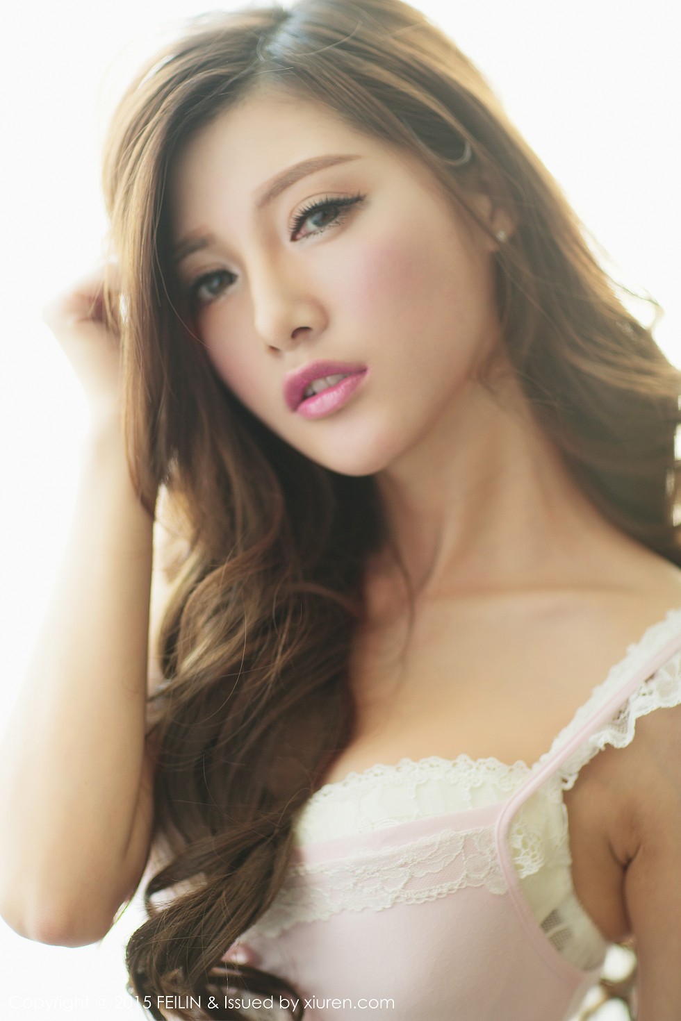 [FeiLin嗲囡囡]VOL.001_嫩模奶茶-Emily白色内衣丰满美胸靓丽美颜写真50P