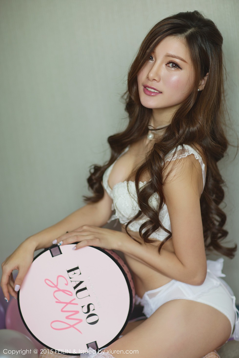 [FeiLin嗲囡囡]VOL.001_嫩模奶茶-Emily白色内衣丰满美胸靓丽美颜写真50P
