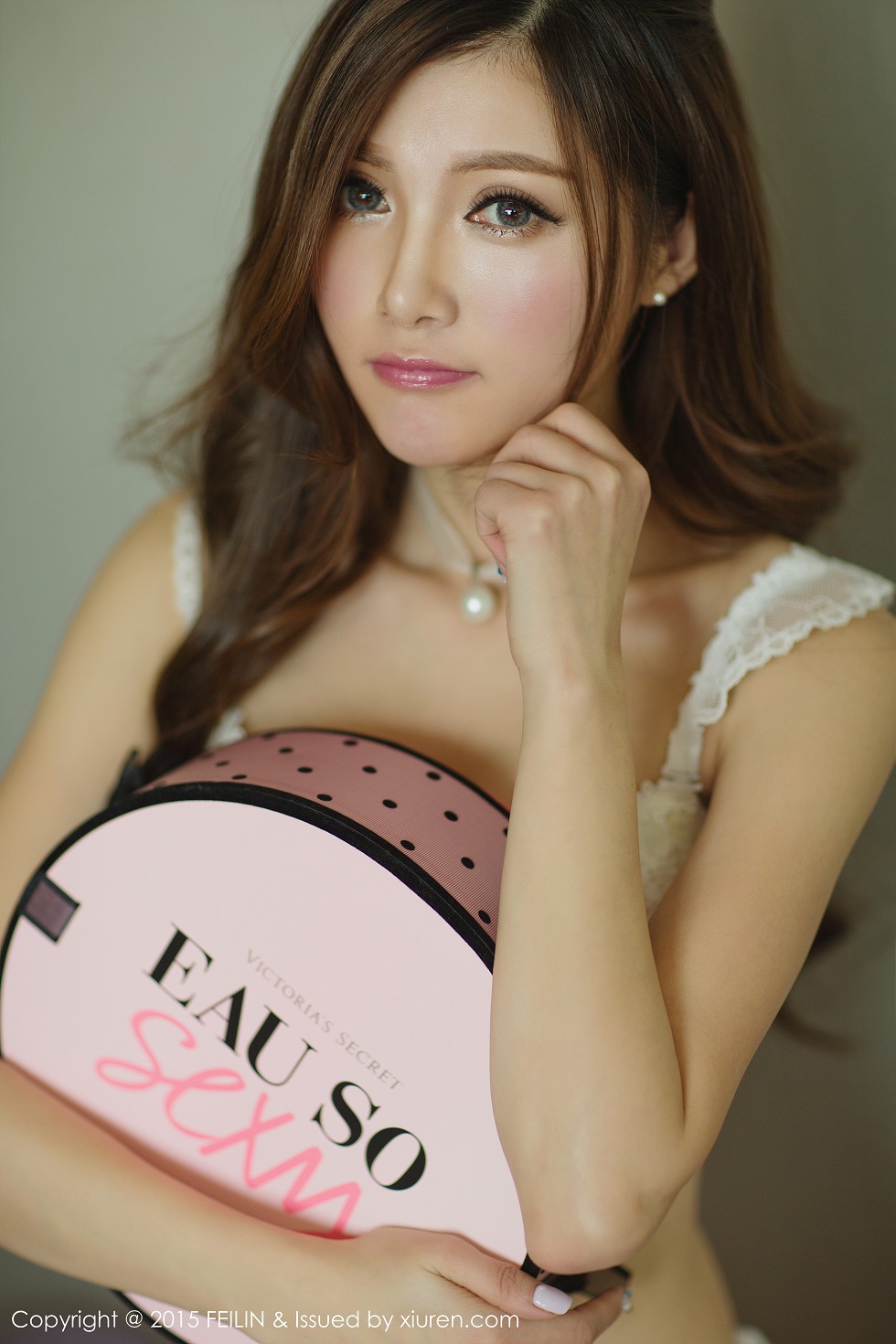 [FeiLin嗲囡囡]VOL.001_嫩模奶茶-Emily白色内衣丰满美胸靓丽美颜写真50P