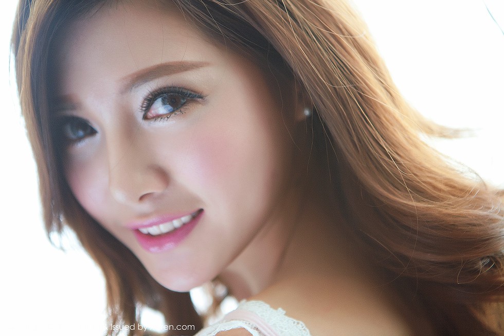 [FeiLin嗲囡囡]VOL.001_嫩模奶茶-Emily白色内衣丰满美胸靓丽美颜写真50P