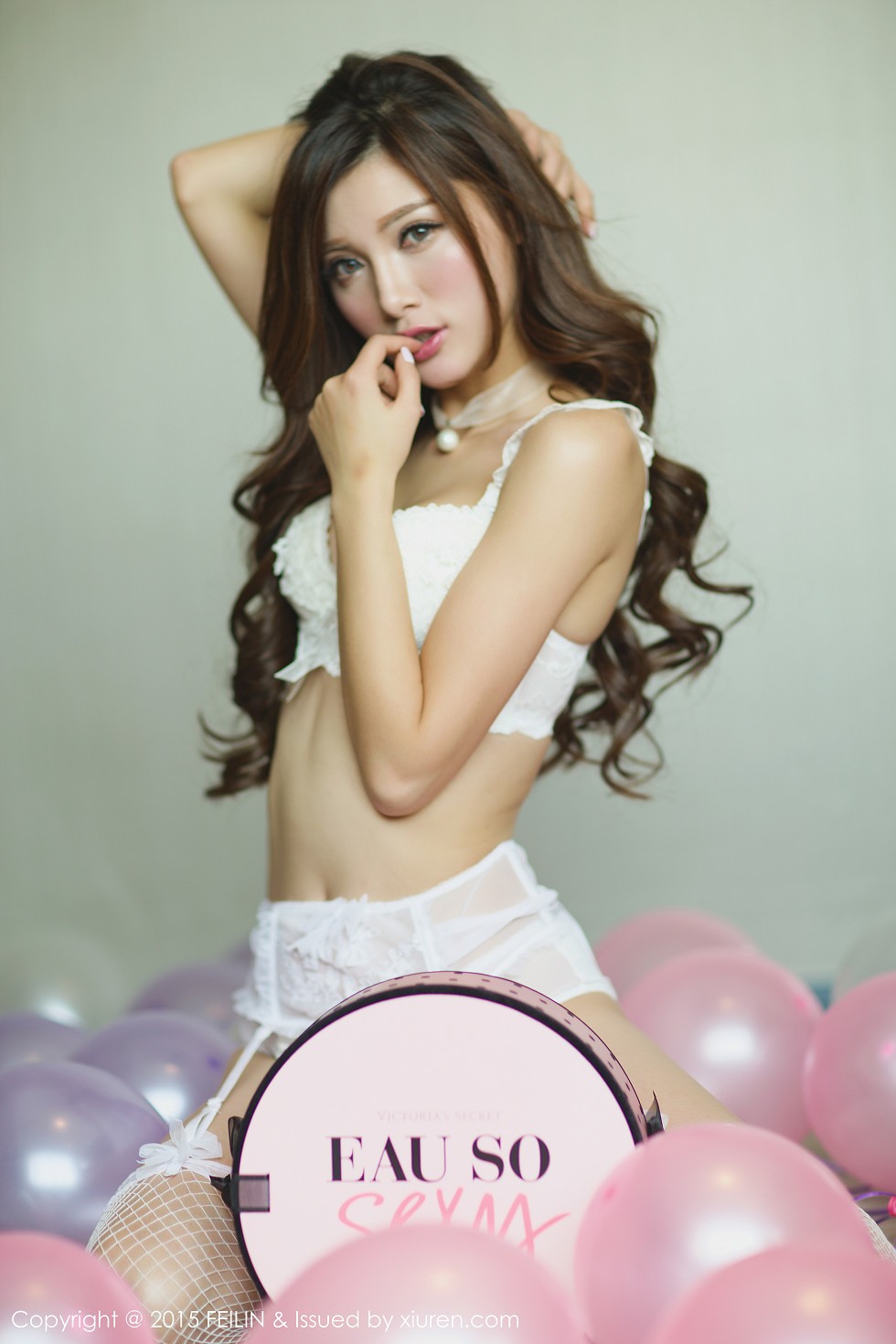 [FeiLin嗲囡囡]VOL.001_嫩模奶茶-Emily白色内衣丰满美胸靓丽美颜写真50P