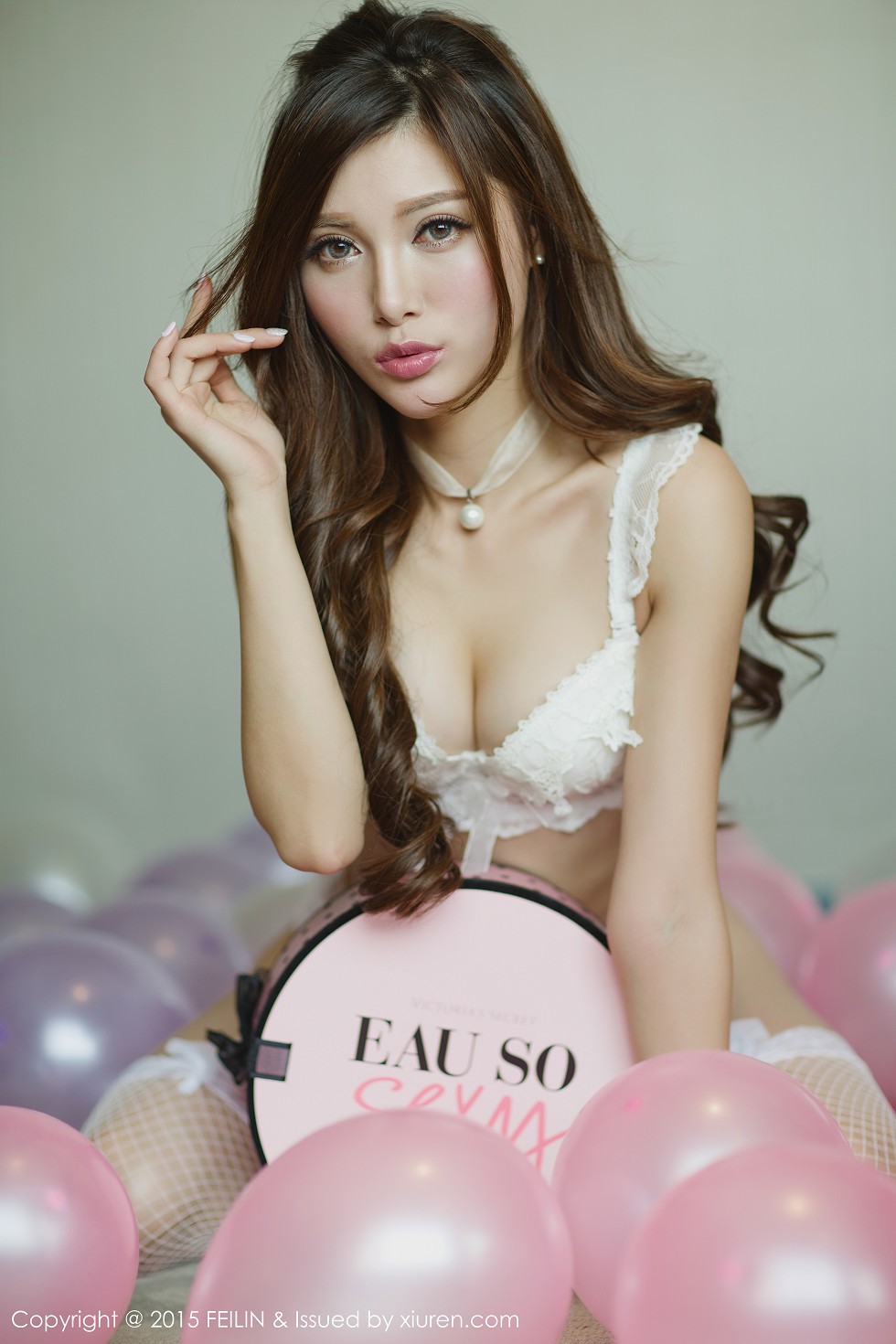 [FeiLin嗲囡囡]VOL.001_嫩模奶茶-Emily白色内衣丰满美胸靓丽美颜写真50P