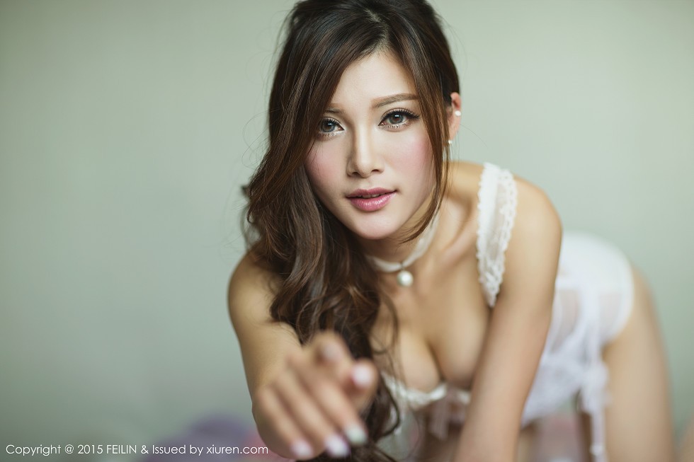 [FeiLin嗲囡囡]VOL.001_嫩模奶茶-Emily白色内衣丰满美胸靓丽美颜写真50P