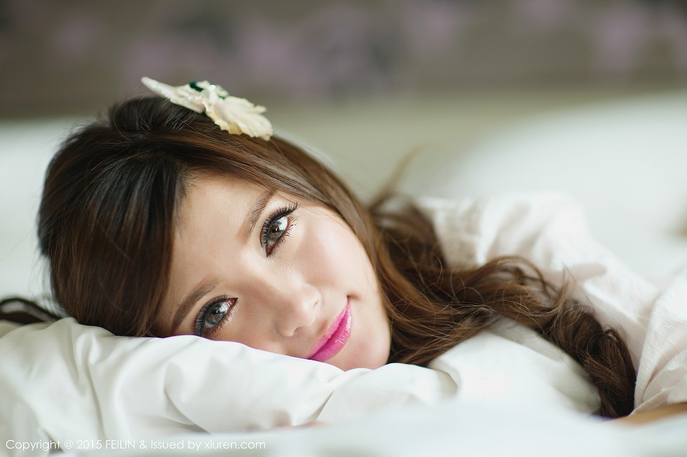 [FeiLin嗲囡囡]VOL.001_嫩模奶茶-Emily白色内衣丰满美胸靓丽美颜写真50P