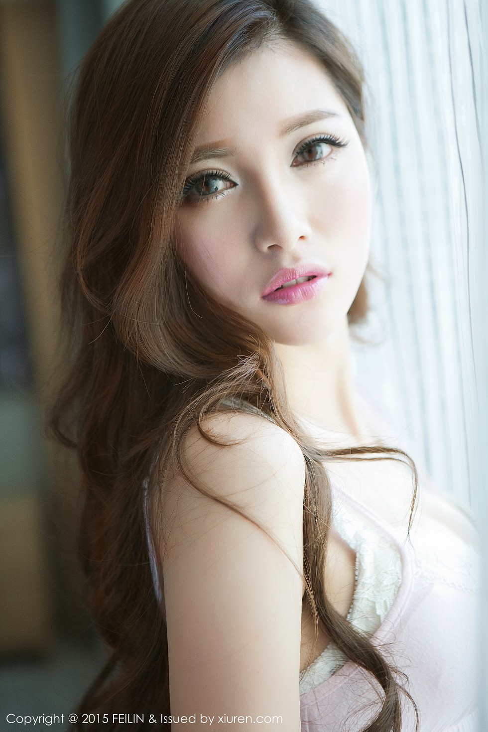 [FeiLin嗲囡囡]VOL.001_嫩模奶茶-Emily白色内衣丰满美胸靓丽美颜写真50P