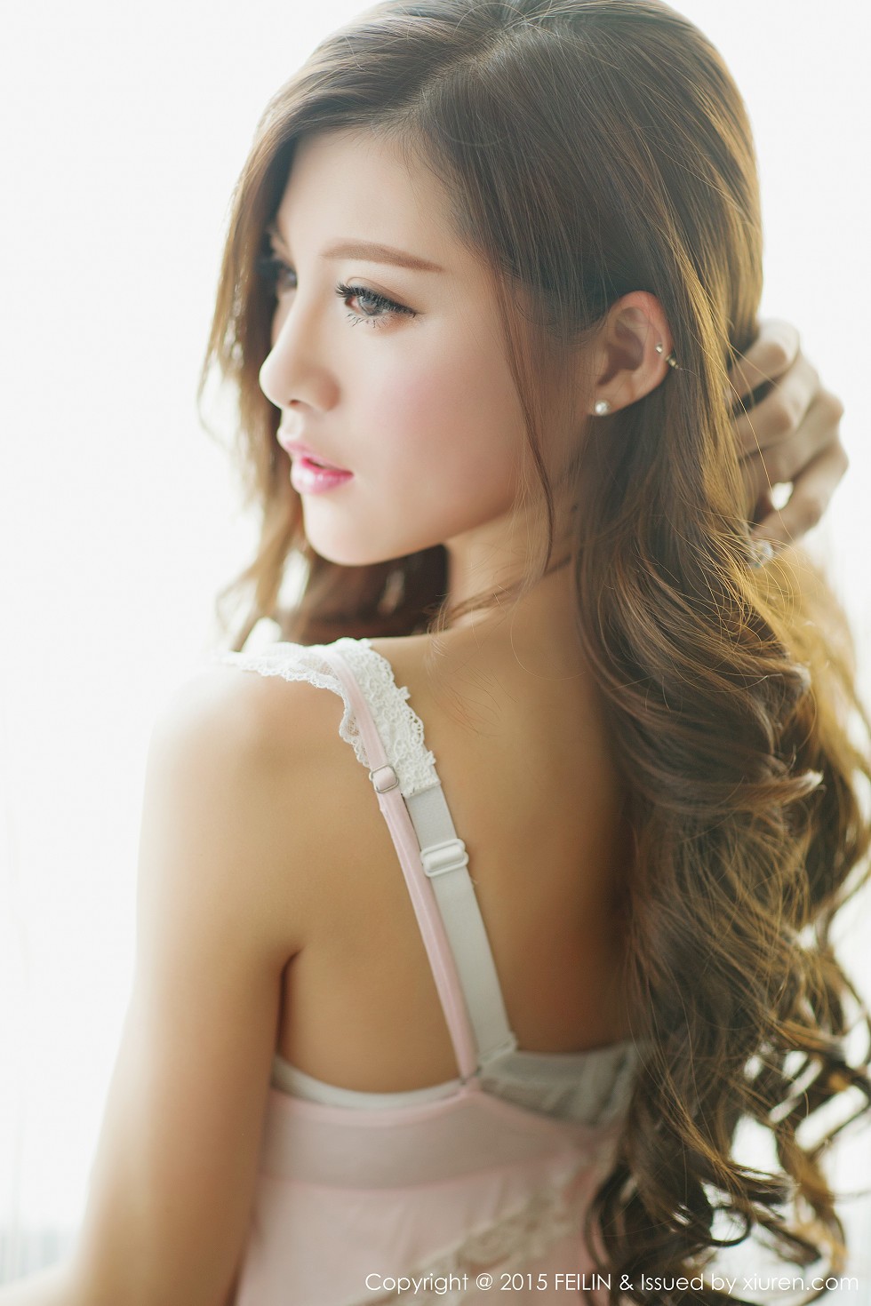 [FeiLin嗲囡囡]VOL.001_嫩模奶茶-Emily白色内衣丰满美胸靓丽美颜写真50P