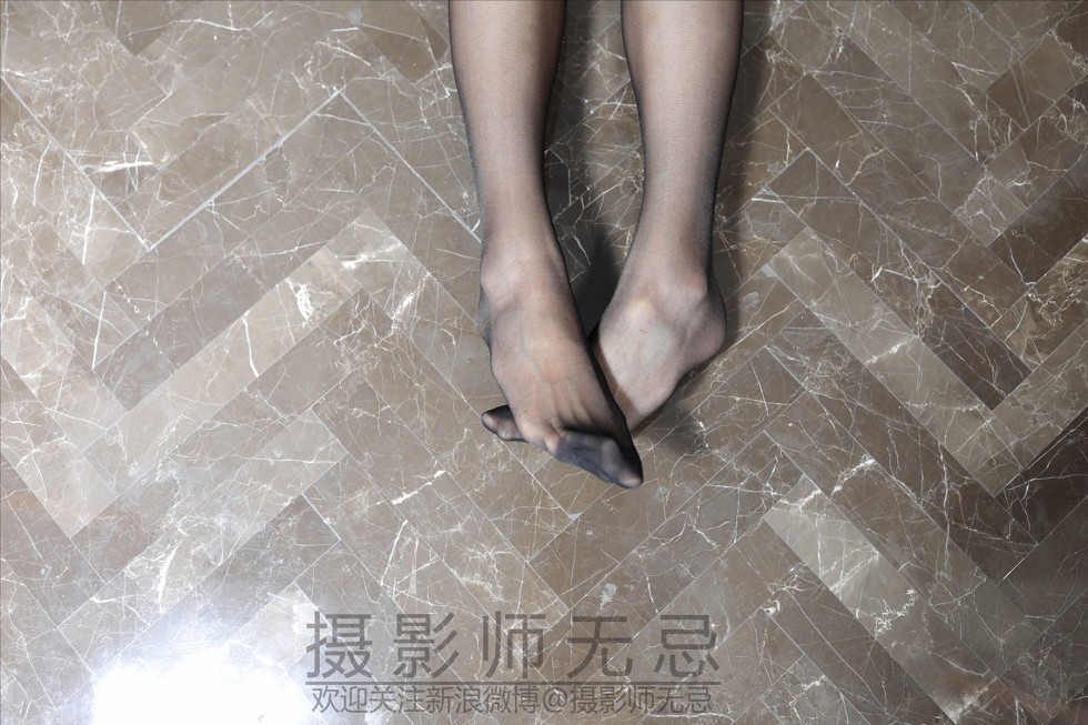 [无忌影社]出品大尺度私拍三部曲之学生妹咪咪黑衬衣下无内黑丝裤袜诱惑写真41P