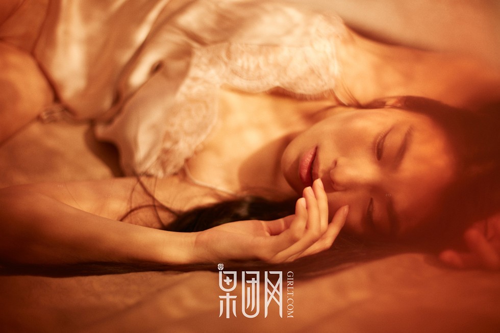 [GIRLT果团网]TG002_蔷薇女神居家私房白色蕾丝内衣系列秀豪乳翘臀极致诱惑写真51P