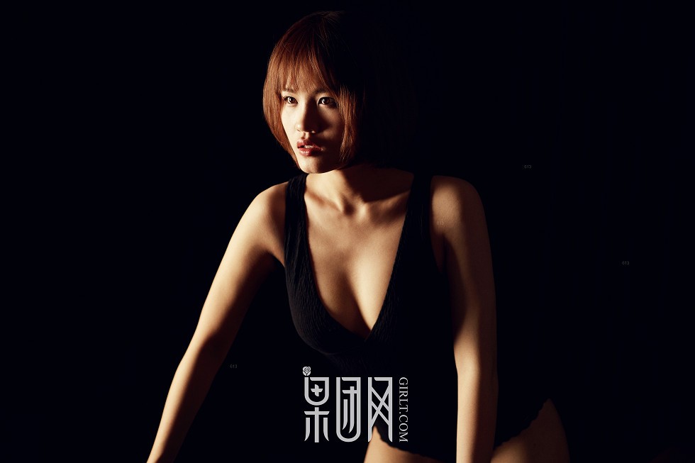 [GIRLT果团网]TG003_百变天使居家全裸上身秀性感美背白色内裤撩人妩媚诱惑写真36P