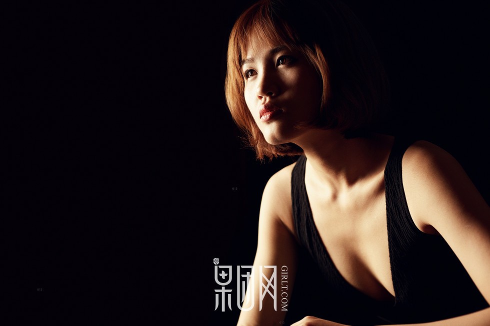 [GIRLT果团网]TG003_百变天使居家全裸上身秀性感美背白色内裤撩人妩媚诱惑写真36P