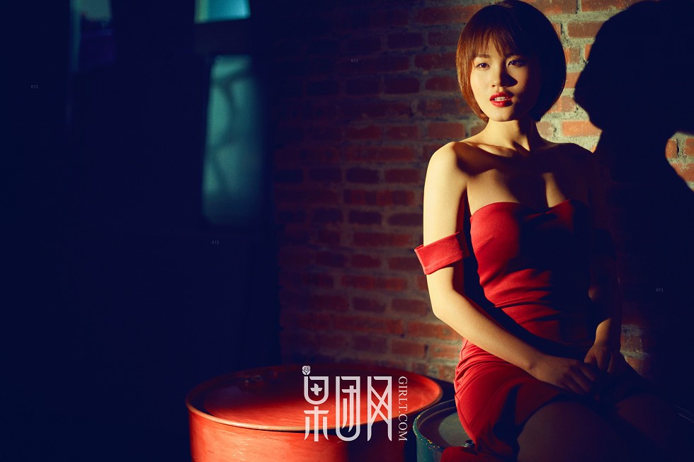 [GIRLT果团网]TG003_百变天使居家全裸上身秀性感美背白色内裤撩人妩媚诱惑写真36P