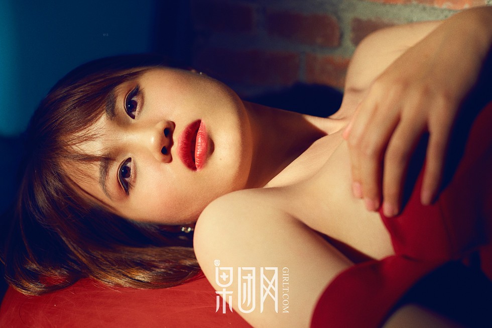 [GIRLT果团网]TG003_百变天使居家全裸上身秀性感美背白色内裤撩人妩媚诱惑写真36P