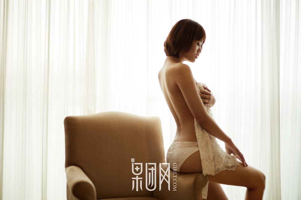 [GIRLT果团网]TG003_百变天使居家全裸上身秀性感美背白色内裤撩人妩媚诱惑写真36P