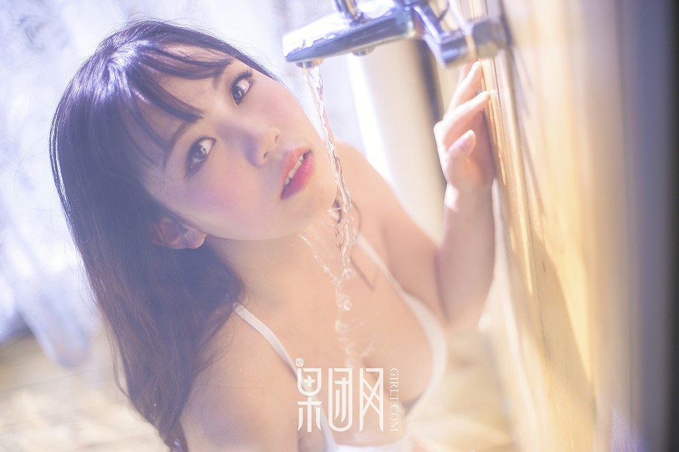 [GIRLT果团网]TG005_嫩模居家白色比基尼浴室湿身脱内衣秀傲人豪乳诱惑写真40P