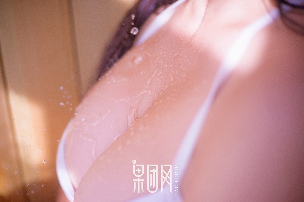 [GIRLT果团网]TG005_嫩模居家白色比基尼浴室湿身脱内衣秀傲人豪乳诱惑写真40P