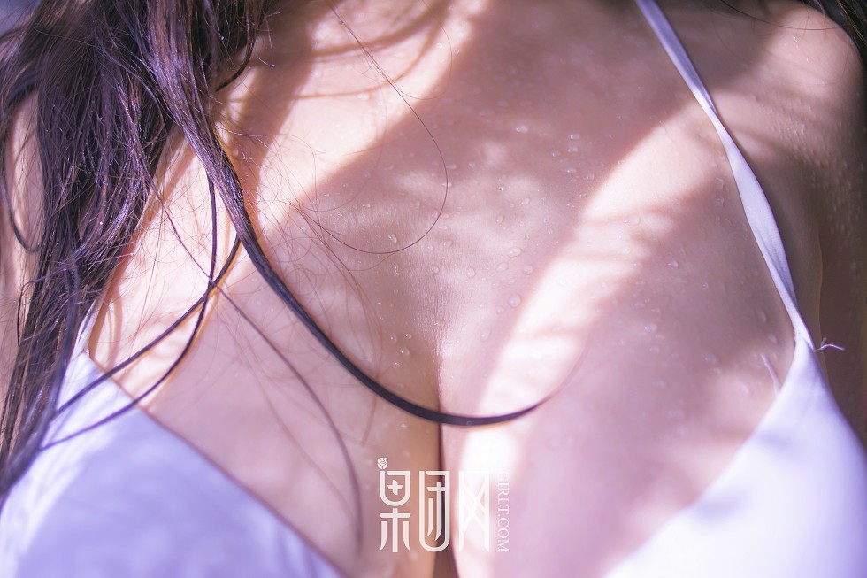 [GIRLT果团网]TG005_嫩模居家白色比基尼浴室湿身脱内衣秀傲人豪乳诱惑写真40P