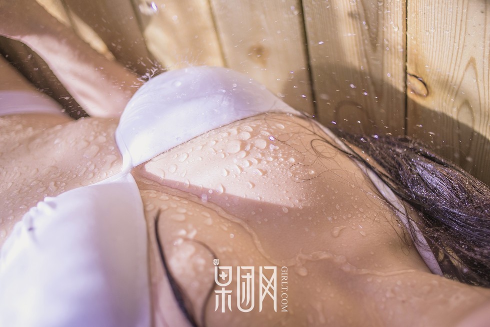 [GIRLT果团网]TG005_嫩模居家白色比基尼浴室湿身脱内衣秀傲人豪乳诱惑写真40P