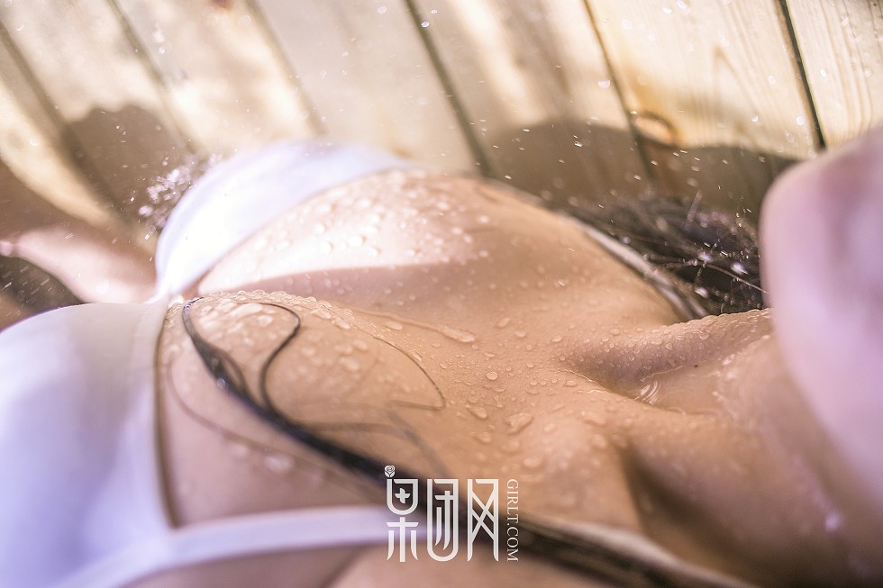 [GIRLT果团网]TG005_嫩模居家白色比基尼浴室湿身脱内衣秀傲人豪乳诱惑写真40P