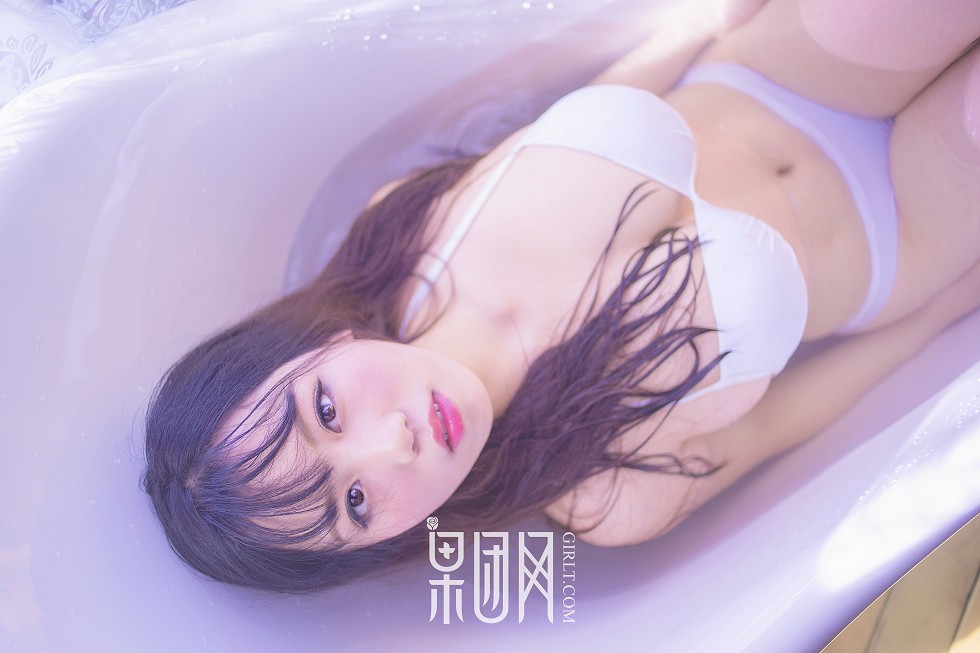 [GIRLT果团网]TG005_嫩模居家白色比基尼浴室湿身脱内衣秀傲人豪乳诱惑写真40P