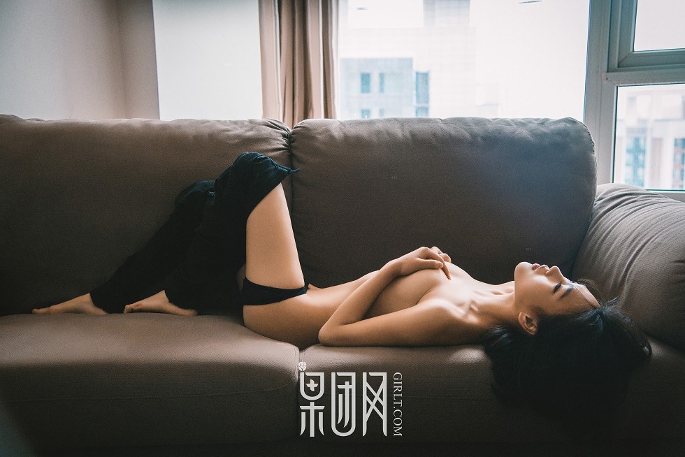 [GIRLT果团网]TG006_香艳尤物居家沙发上全脱美乳露点完美身材秀迷人翘臀诱惑写真26P
