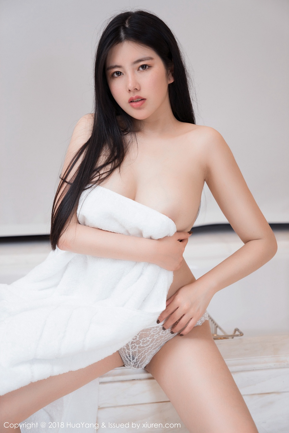 [HuaYang花漾]Vol.024_女神娜露Selena三亚旅拍白色浴巾裹身秀豪乳翘臀诱惑写真40P