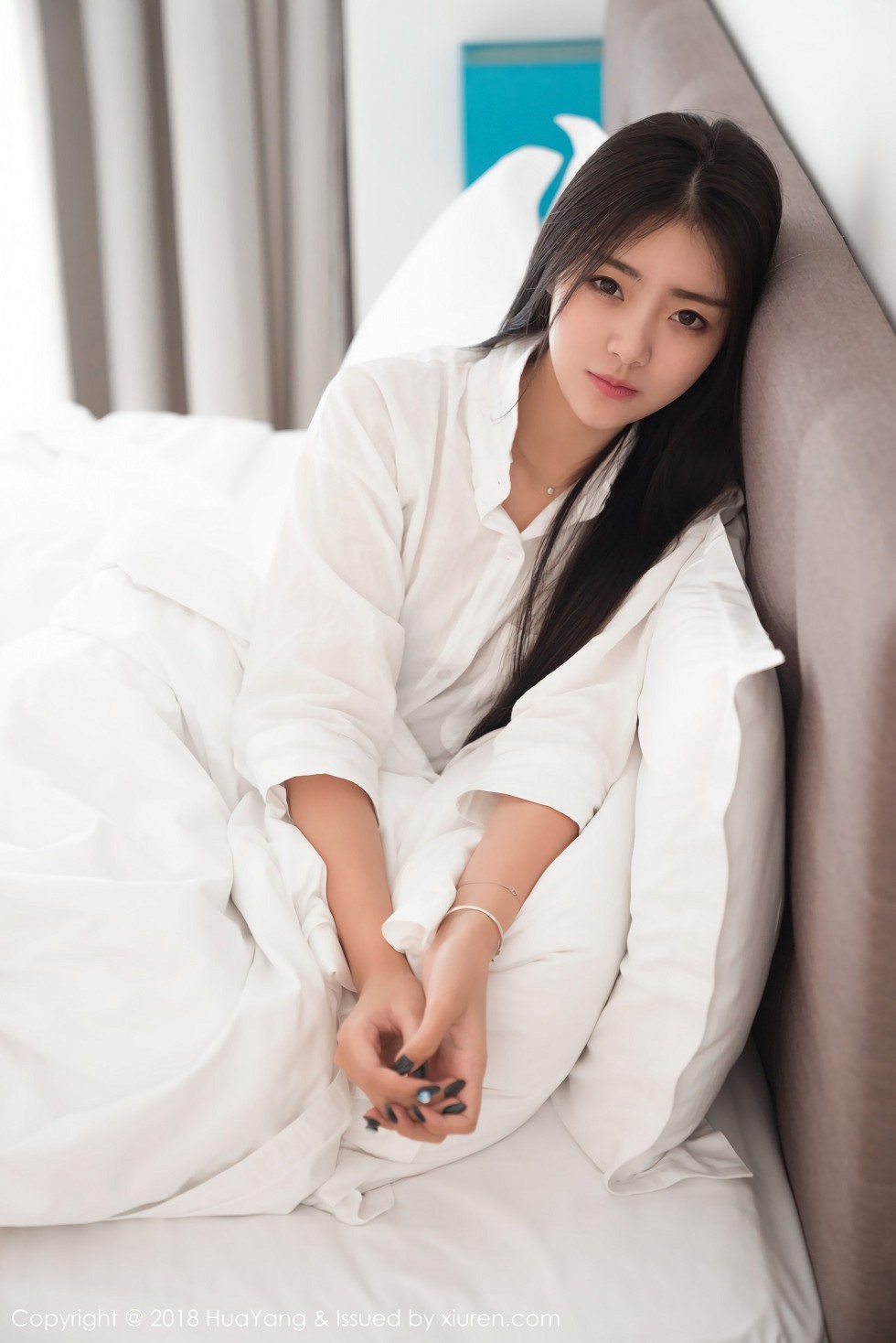 [HuaYang花漾]Vol.027_嫩模可乐Vicky泰国旅拍居家床上性感白衬衣迷人写真30P