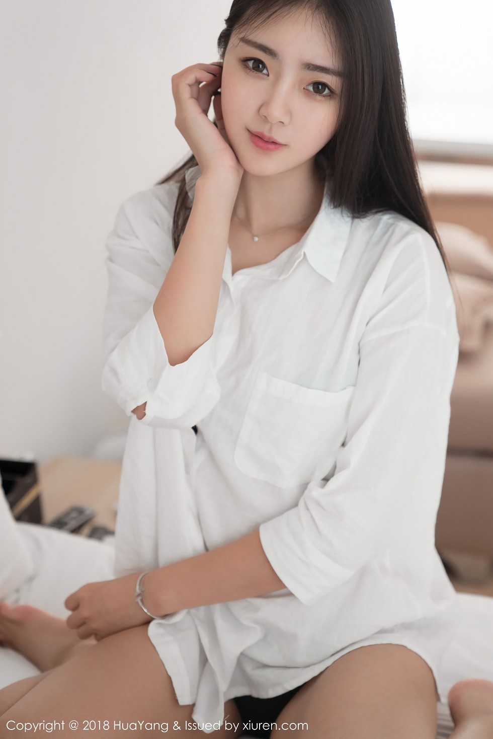 [HuaYang花漾]Vol.027_嫩模可乐Vicky泰国旅拍居家床上性感白衬衣迷人写真30P