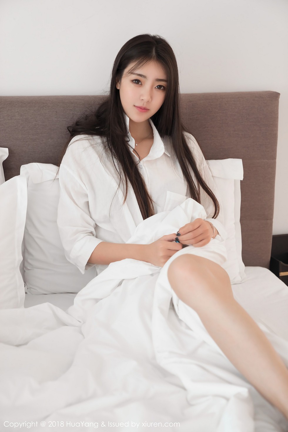 [HuaYang花漾]Vol.027_嫩模可乐Vicky泰国旅拍居家床上性感白衬衣迷人写真30P