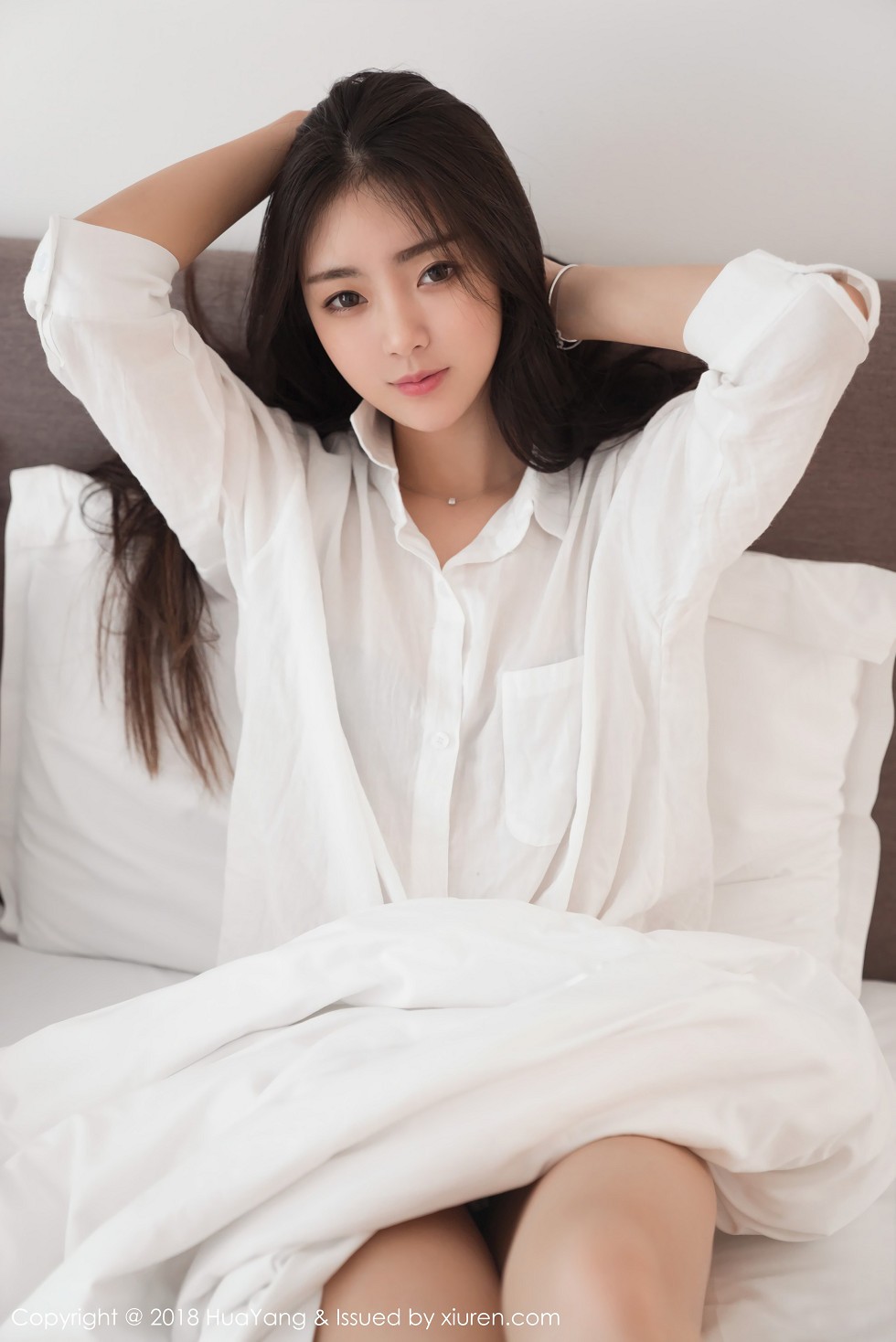 [HuaYang花漾]Vol.027_嫩模可乐Vicky泰国旅拍居家床上性感白衬衣迷人写真30P