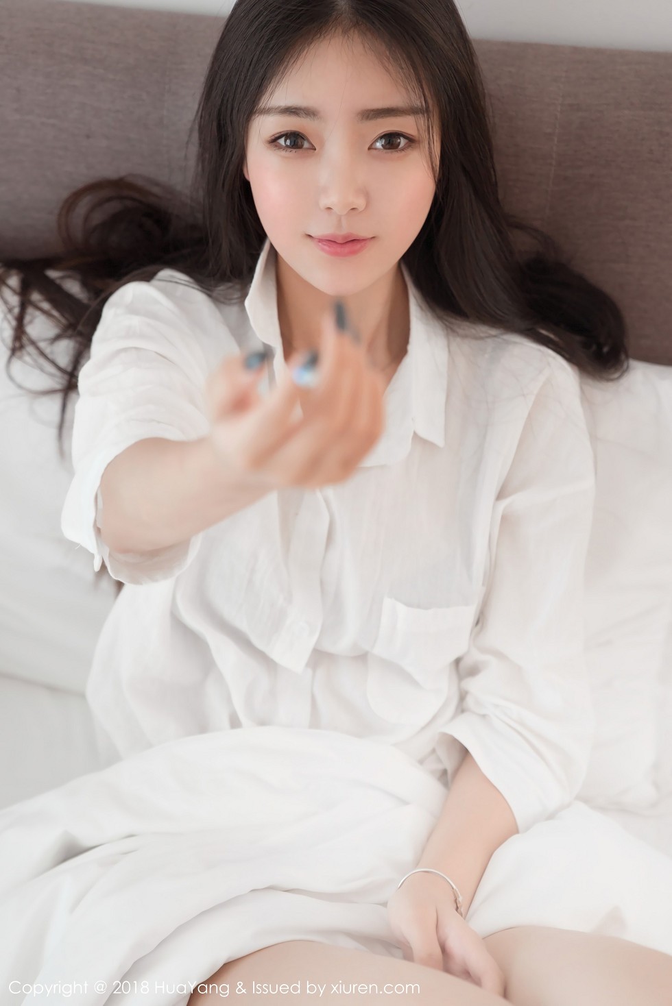 [HuaYang花漾]Vol.027_嫩模可乐Vicky泰国旅拍居家床上性感白衬衣迷人写真30P