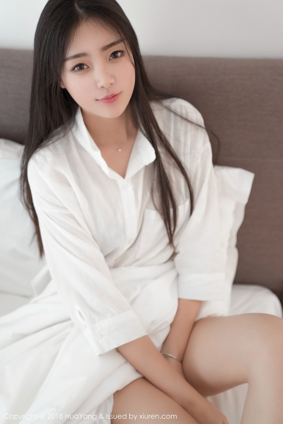 [HuaYang花漾]Vol.027_嫩模可乐Vicky泰国旅拍居家床上性感白衬衣迷人写真30P