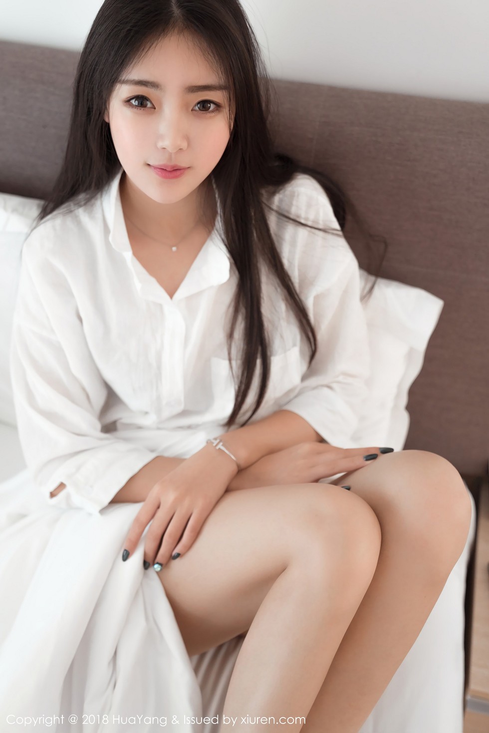 [HuaYang花漾]Vol.027_嫩模可乐Vicky泰国旅拍居家床上性感白衬衣迷人写真30P