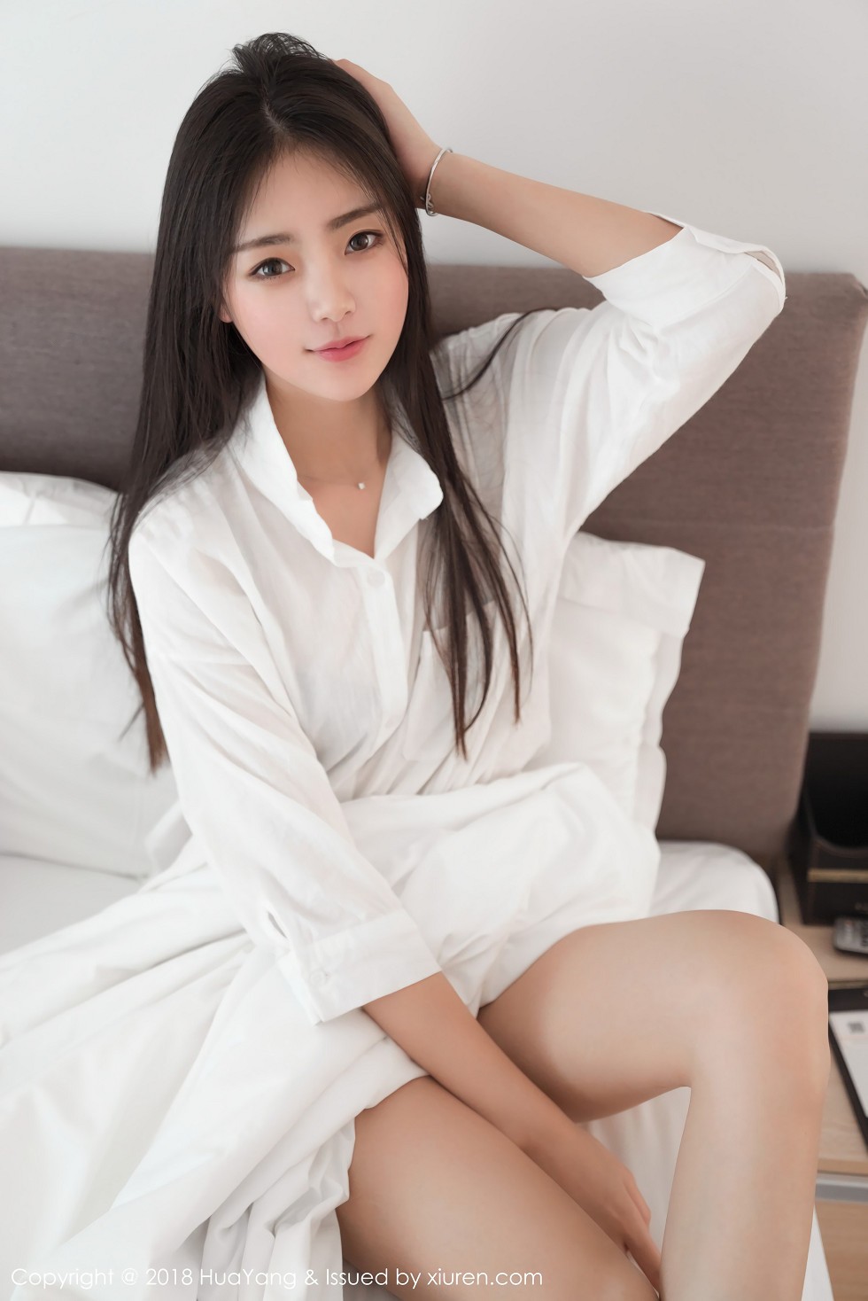 [HuaYang花漾]Vol.027_嫩模可乐Vicky泰国旅拍居家床上性感白衬衣迷人写真30P