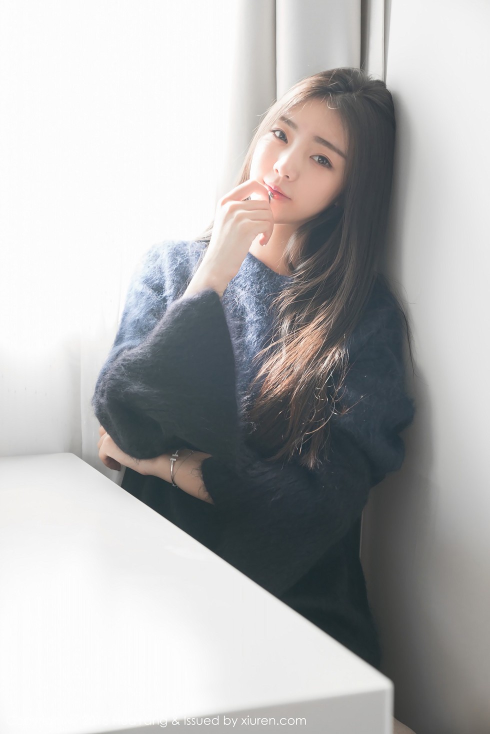 [HuaYang花漾]Vol.027_嫩模可乐Vicky泰国旅拍居家床上性感白衬衣迷人写真30P