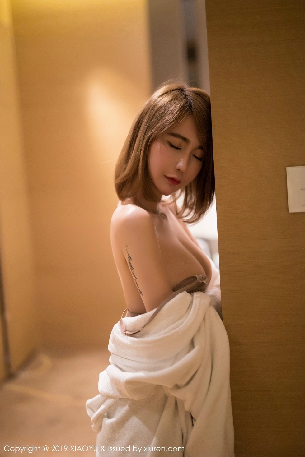 [XiaoYu画语界]Vol.023_嫩模楚恬Olivia床上私房内衣系列半露酥胸撩人诱惑写真62P