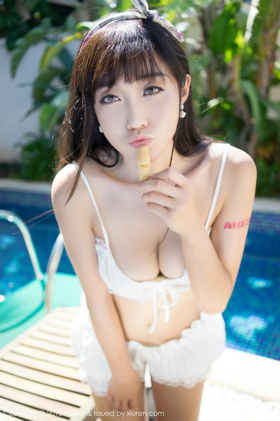 [MiStar魅妍社]Vol.018_嫩模Ashely丽丽白色蕾丝女仆装双峰夹蛋诱惑写真60P