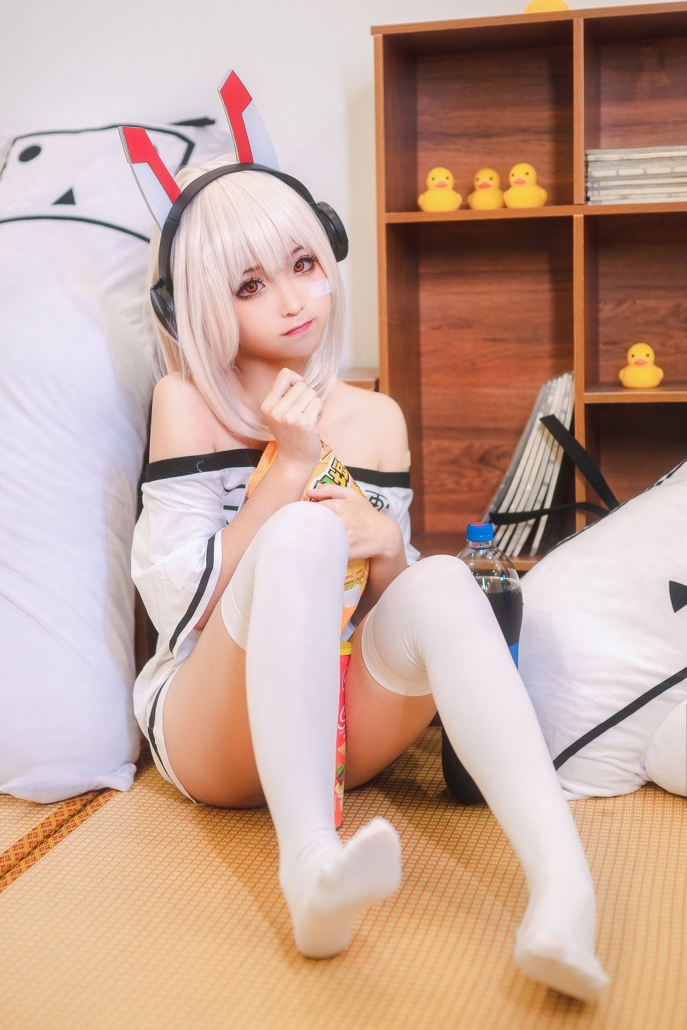 [喵糖映画]Vol.024_嫩模蠢沫沫Cosplay造型私房白色短袖配白丝袜性感写真41P