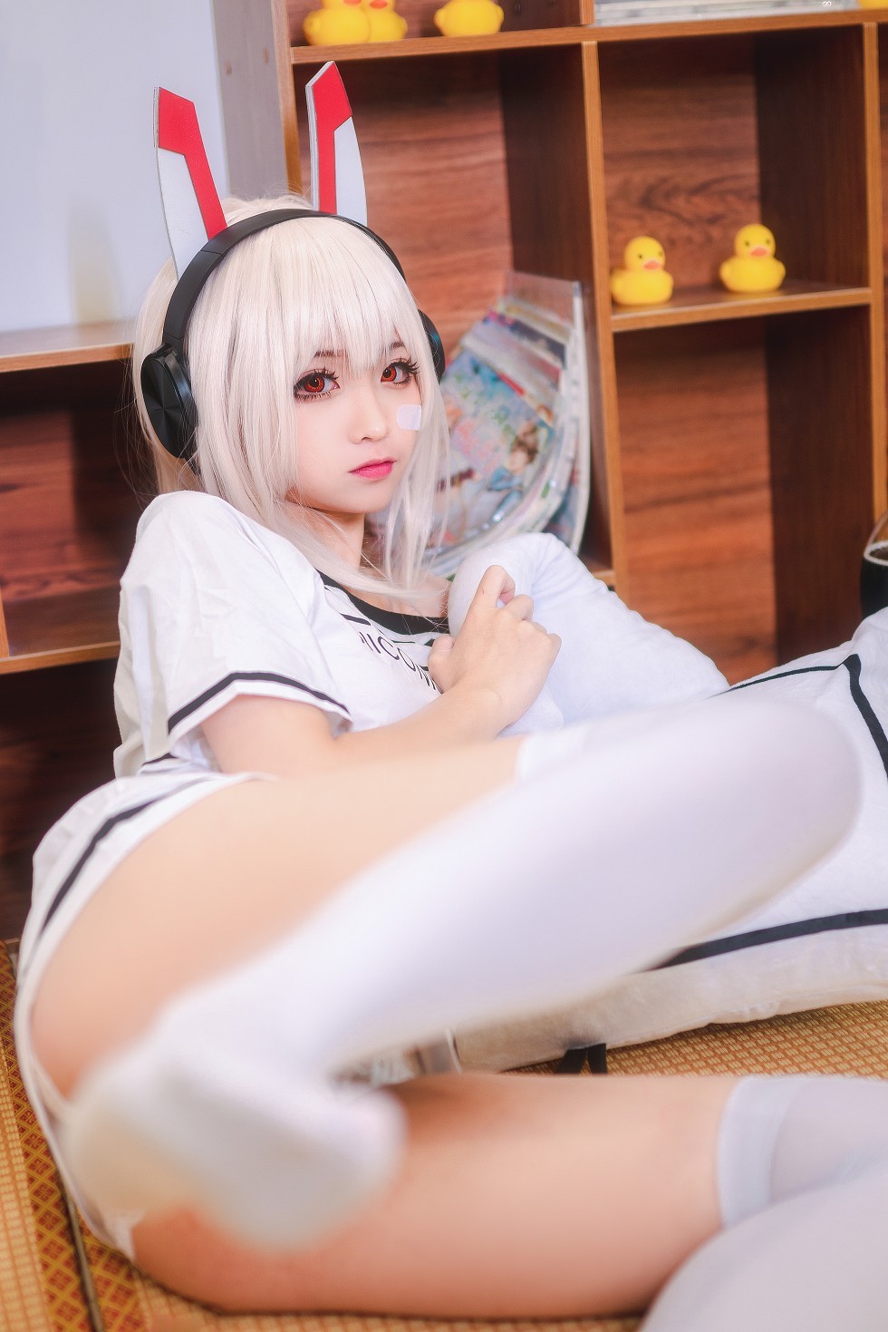 [喵糖映画]Vol.024_嫩模蠢沫沫Cosplay造型私房白色短袖配白丝袜性感写真41P