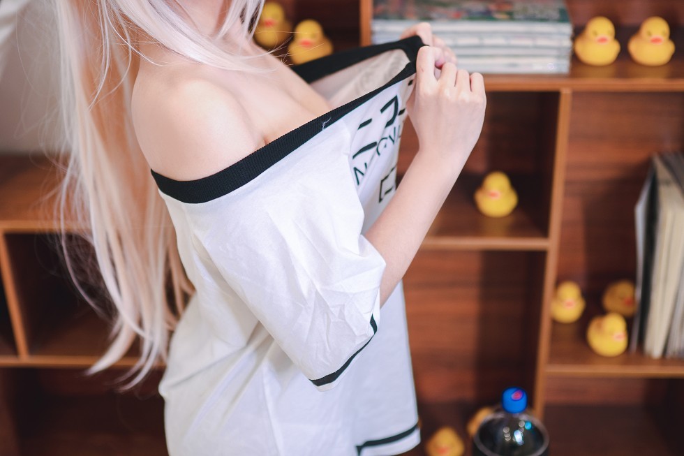[喵糖映画]Vol.024_嫩模蠢沫沫Cosplay造型私房白色短袖配白丝袜性感写真41P